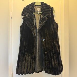 Hilary MacMillan Women's Black Faux Fur Vest